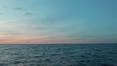 Puesta-De-Sol-Dorada-En-El-Mar-Báltico-Con-Nubes-Dramáticas