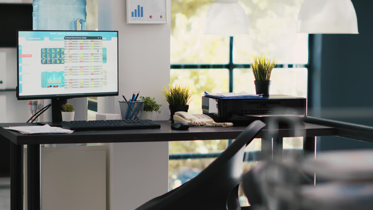 monitor de pc en la oficina con índices de negociación que muestran los precios más recientes