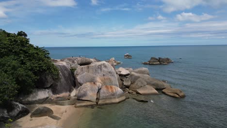 Muévase-A-Lo-Largo-De-La-Toma-Que-Muestra-Las-Playas-De-Koh-Samui,-Tailandia,-Con-Una-Costa-Rocosa-Y-Un-Mar-Azul-Claro.