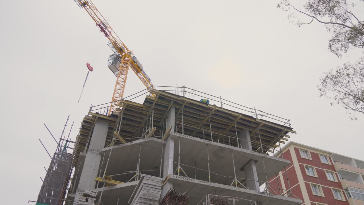 grúa trabajando en el sitio de construcción