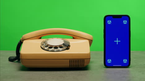 retro vintage telefoon, een gele roterende telefoon wordt weergegeven op een houten bureau, het toevoegen van een nostalgische touch