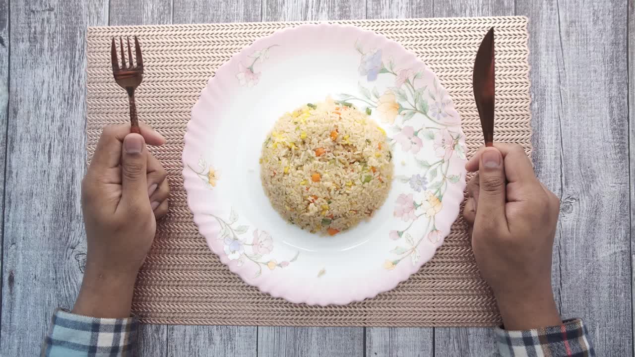 포크와 칼로 접시에 긴