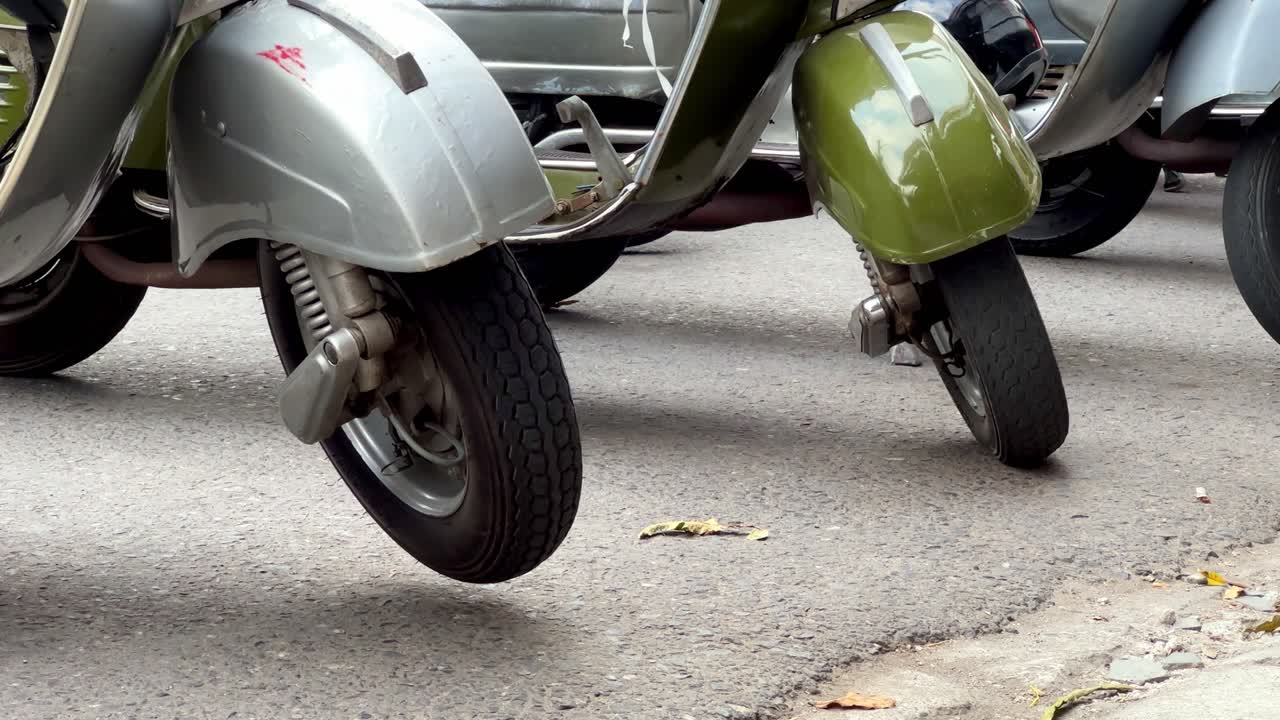 산책로 에 있는 스쿠터 의 바