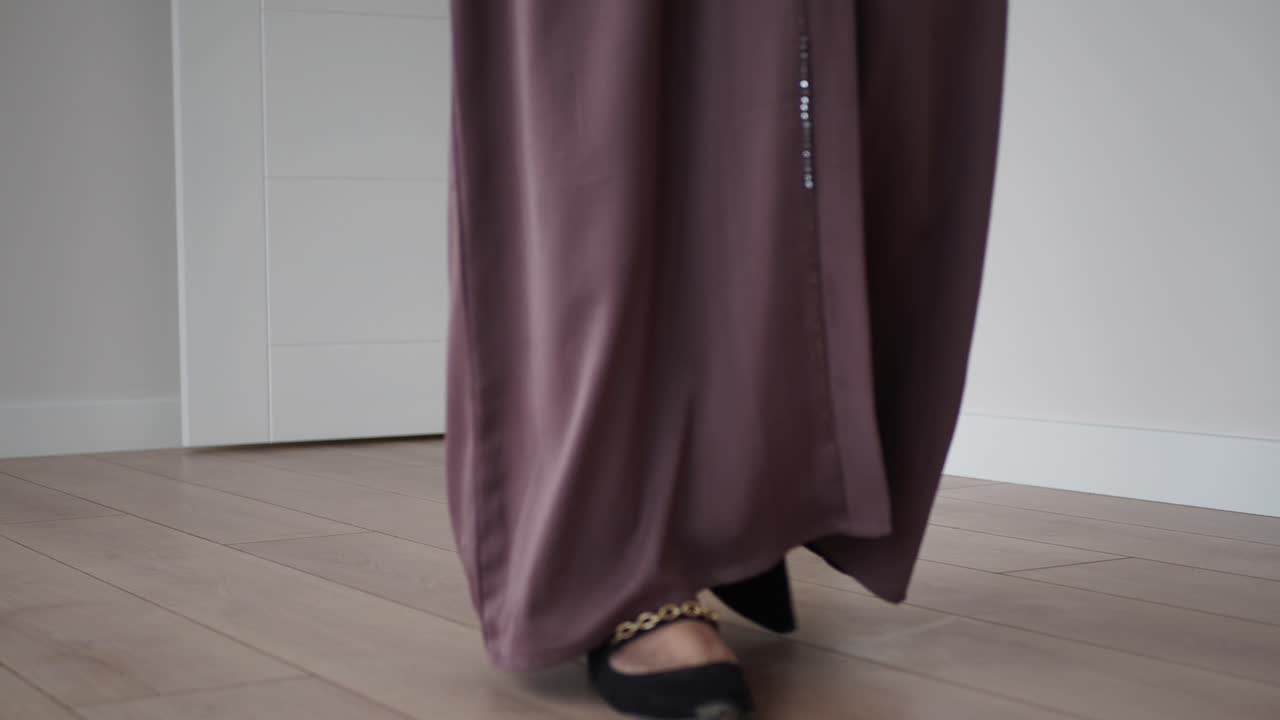 현대적인 인테리어에서 는 여자