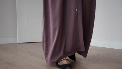 mujer caminando en un interior moderno