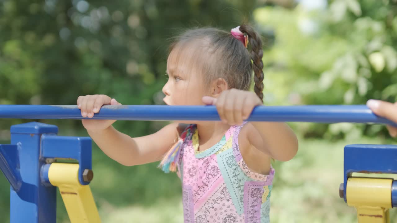 madre y hija embarazadas haciendo ejercicio en el gimnasio al aire libre