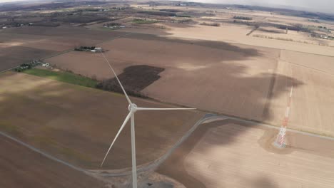 vista de arriba hacia abajo de una turbina eólica que no funciona
