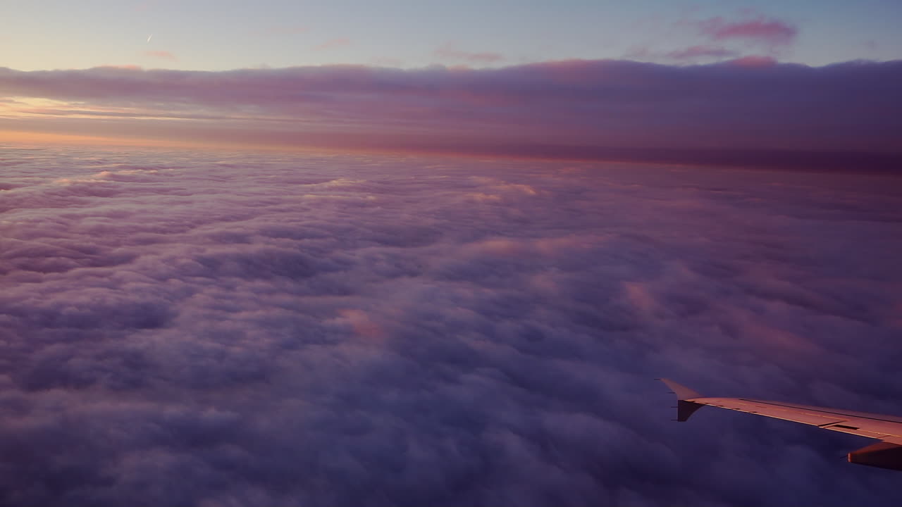 amanecer sobre las nubes viendo el ala del avión
