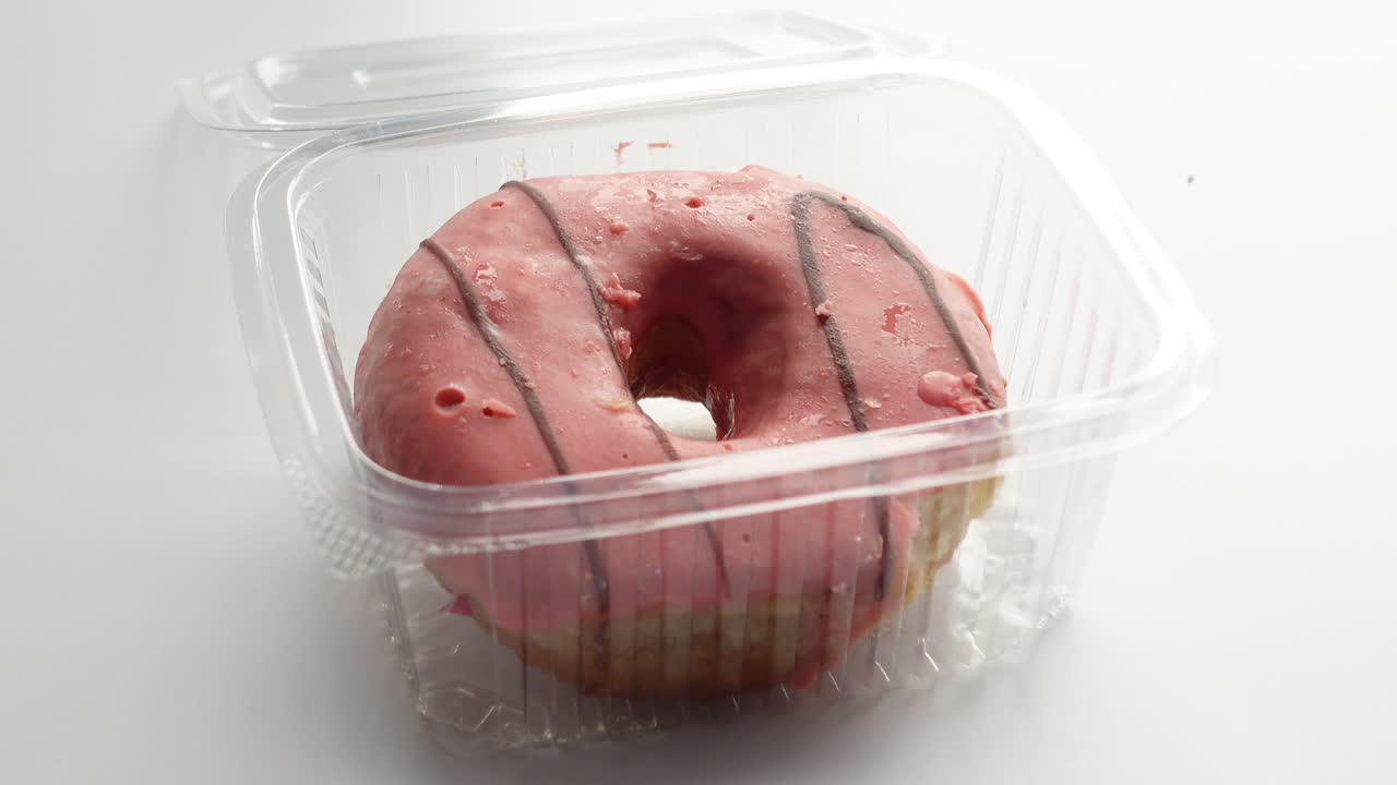 플라스틱 용기 에 핑크색 글래즈 도