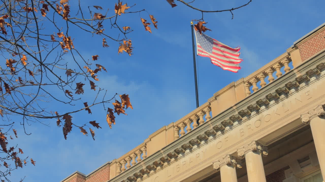 Ripresa dal basso di una bandiera sventolante sulla Biblioteca Pubblica di Brookline in Washington St.