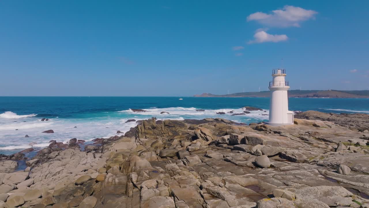 faro de muxia en la costa rocosa de muxia, en la coruña, españa
