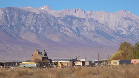 - 2019 年,加利福尼亞州 keeler 的一個小鎮,在 owens valley 居住的沙漠老鼠,探險家和流浪者,惠特尼山,背景是內華達山脈 1