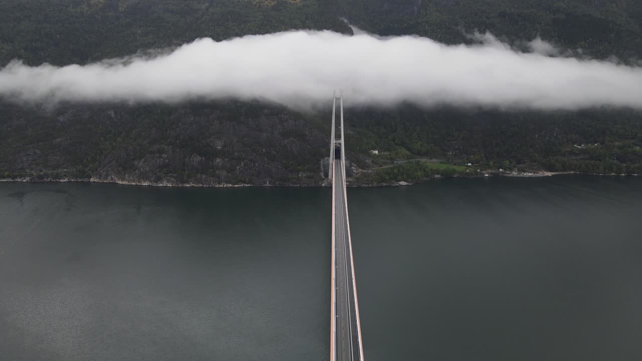 세계에서 가장 긴 현수교 중 하나의 면적 영상