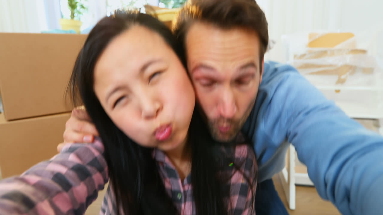 새로운 집 에서 얼굴 표현 을 하는 부부 4k