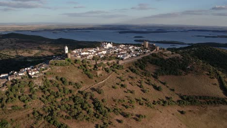 Bewölkter-Tag-über-Dem-Mittelalterlichen-Dorf-Monsaraz