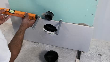 el capitán comprueba el área que ha cubierto con una jarra de agua para ver si es plana