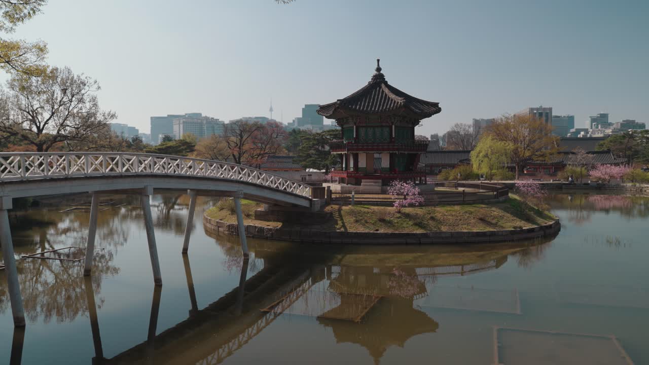 Padiglione e Ponte Gyeonghoeru Riflessi nello Stagno al Palazzo Gyeongbokgung, Seul