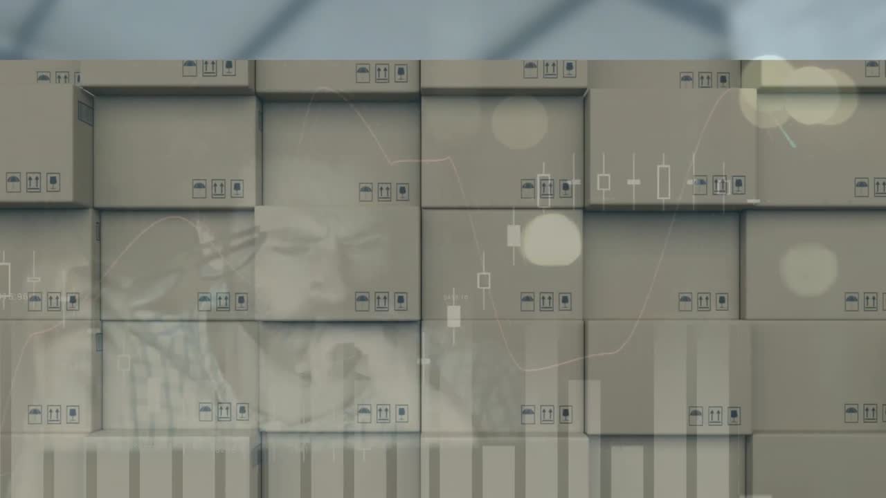 procesamiento de datos estadísticos sobre una pila de cajas de entrega contra el hombre caucásico que trabaja en la oficina