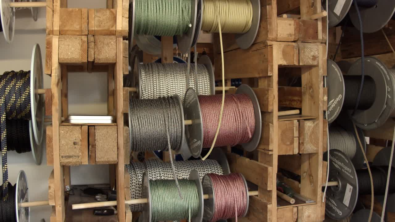 muitas cordas de pulseira diferentes dentro da oficina do artesão, visualização de movimento