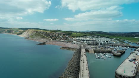 Berühmter-Hafen-Von-Bridport-Und-West-Bay-Beach-In-Dorset,-England---Antenne