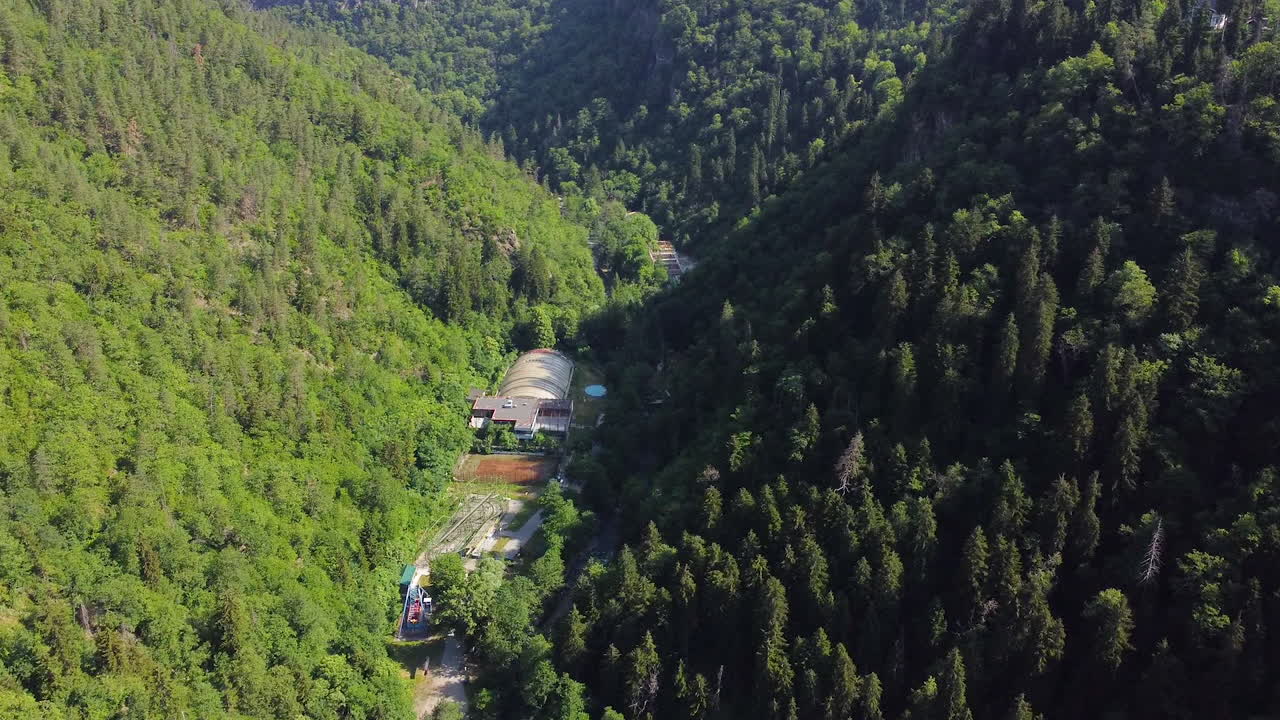 Foresta verde lussureggiante e un parco divertimenti abbandonato