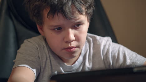 Niño-Con-Tablet-Pc-En-La-Mesa