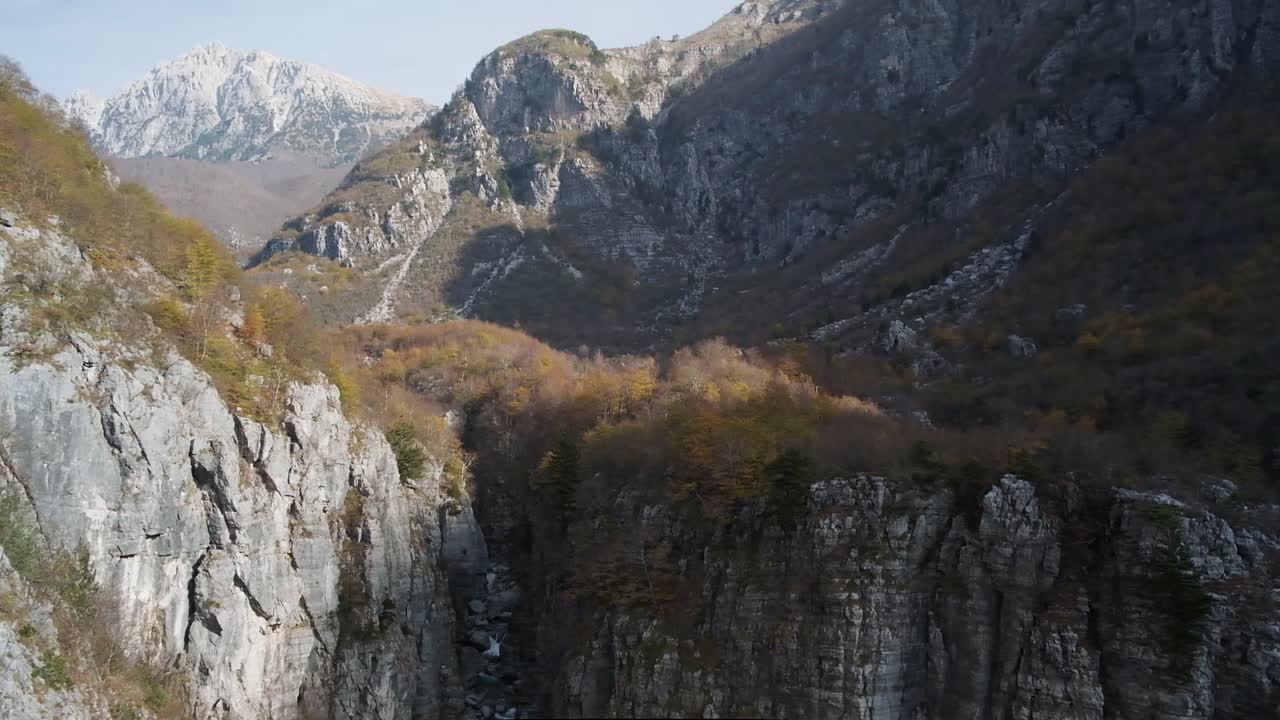 senderismo alrededor del ojo azul, cascada de grunas y en los alpes albaneses durante la temporada de otoño o la temporada de otoño