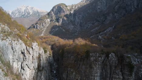 Senderismo-Alrededor-Del-Ojo-Azul,-Cascada-De-Grunas-Y-En-Los-Alpes-Albaneses-Durante-La-Temporada-De-Otoño-O-La-Temporada-De-Otoño