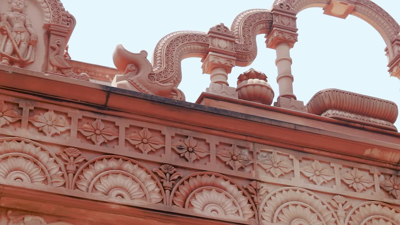 artístico templo jainista de piedra roja tallada a mano por la mañana desde un ángulo único el video se toma en shri digamber jain gyanoday tirth kshetra, nareli jain mandir, ajmer, rajasthan, india