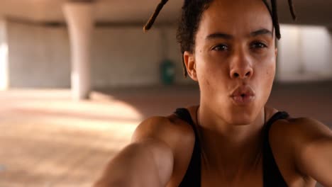 vista frontal de una joven mujer afroamericana haciendo ejercicio en la ciudad 4k