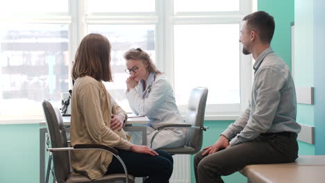 Gynäkologin-Im-Gespräch-Mit-Ihrer-Patientin-In-Der-Sprechstunde-1