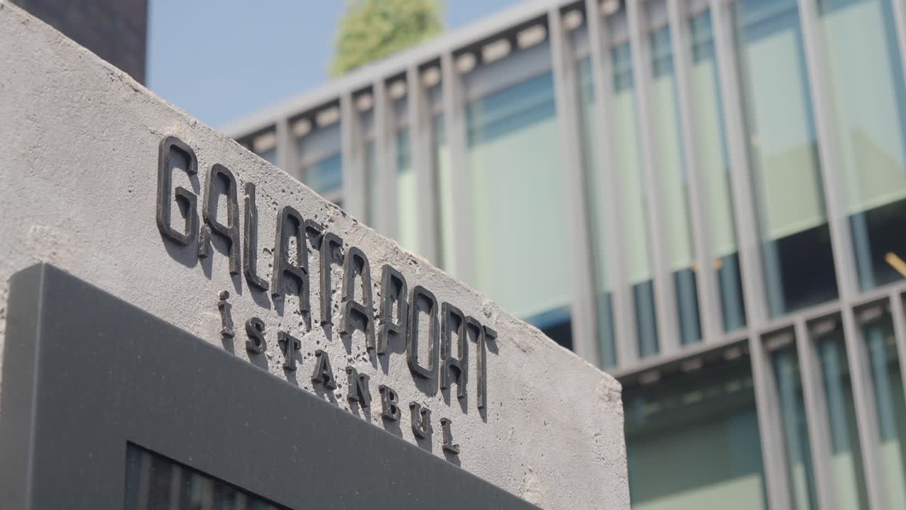 갈라타포트, 이스탄불 표지판