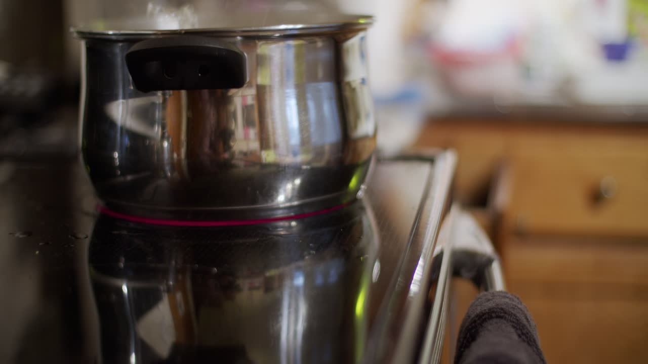 오븐 에서  ⁇ 는 물 에서 요리 하는 파스타 4k