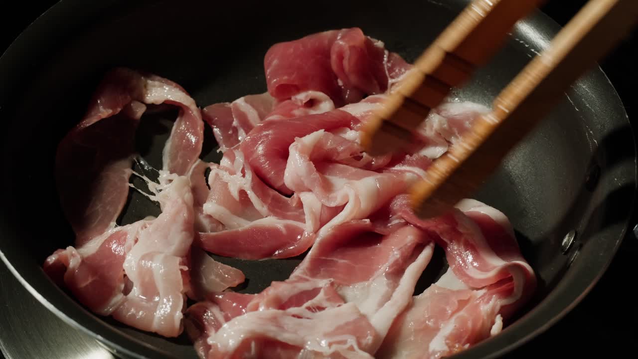 팬에 베이컨을 기