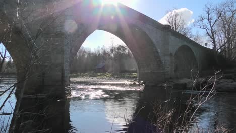 puente potarch a contraluz con destello de lente