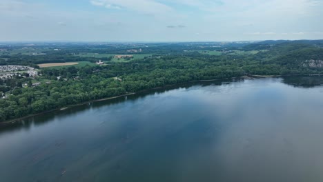 Una-Vista-Aérea-Del-Río-Susquehanna-A-Medida-Que-Fluye-A-Través-De-Pennsylvania