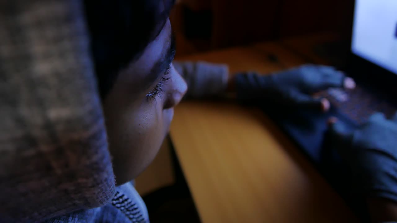 밤에 컴퓨터에서 일하는 사람