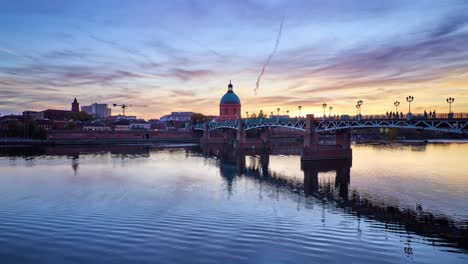 Toulouse-Día-A-Noche-Timelapse-Del-Atardecer-Que-Muestra-El-Increíble-Río-Y-Los-Edificios-Históricos