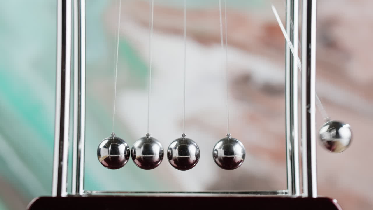 뉴턴의 요람이 움직이고 있다.