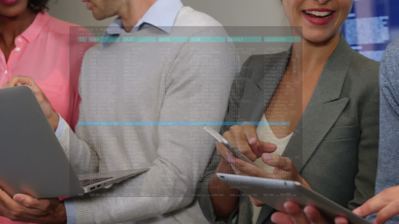 animación del procesamiento de datos en diversos empresarios que utilizan dispositivos electrónicos