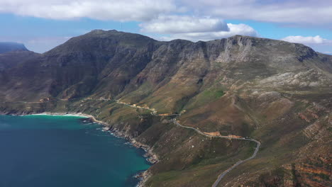 Toma-Aérea-De-La-Carretera-Costera-En-Sudáfrica-R44-Famoso-Viaje-Por-Carretera