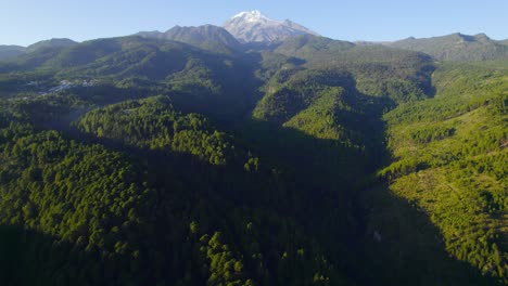 imágenes aéreas del hermoso paisaje en las colinas cerca de un volcán en méxico