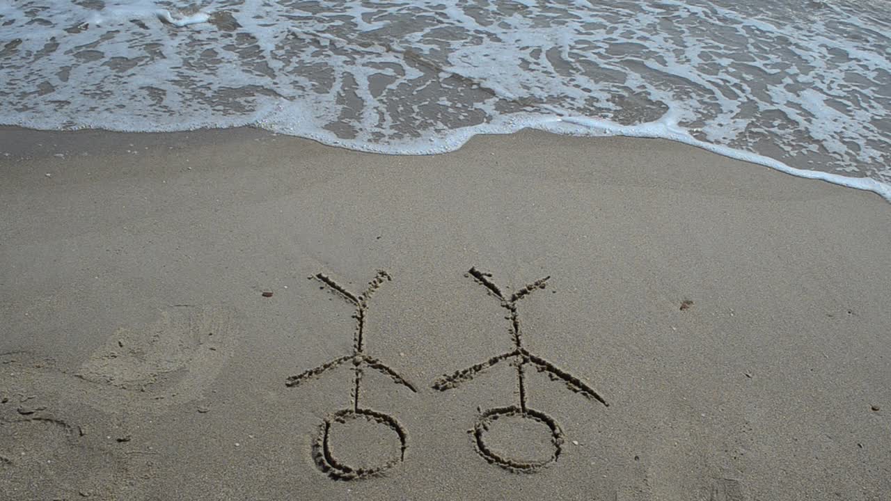 Sabbia della spiaggia, scritta estiva sulla sabbia. Riprese in spiaggia.