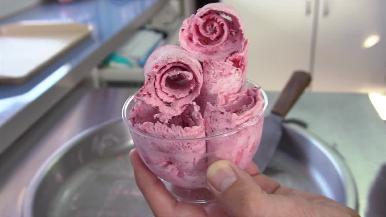helado de fresa enrollado de mano