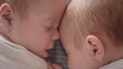 madre sosteniendo bebés dormidos recién nacidos cansados descansando con mamá suavemente calmando a los bebés cuidando a los niños disfrutando de la maternidad
