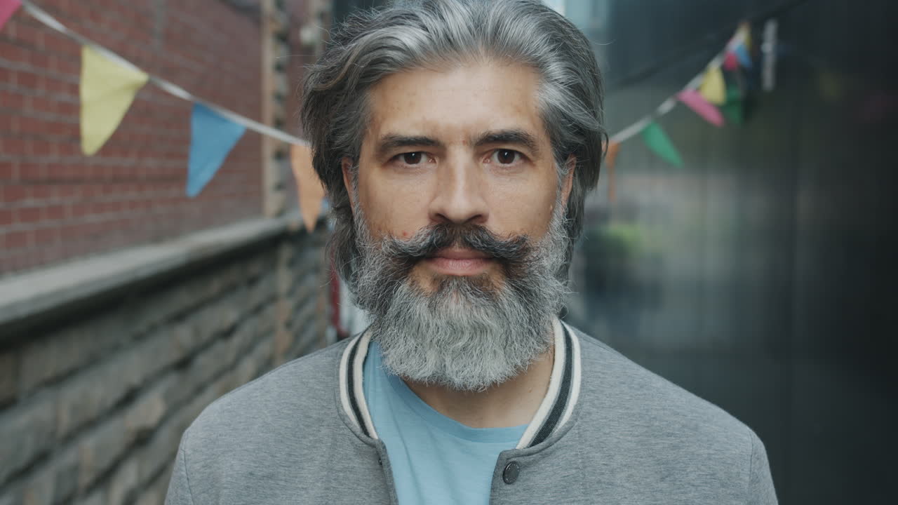 retrato de un hombre en un entorno urbano