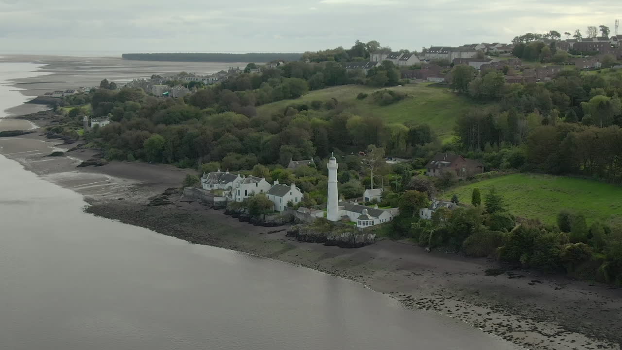 Una vista aerea del faro di Tayport West in una giornata nuvolosa.