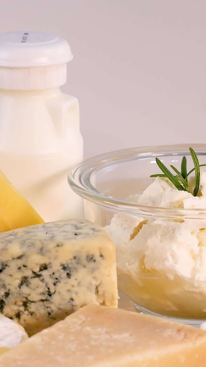 varios productos lácteos dispuestos en una mesa