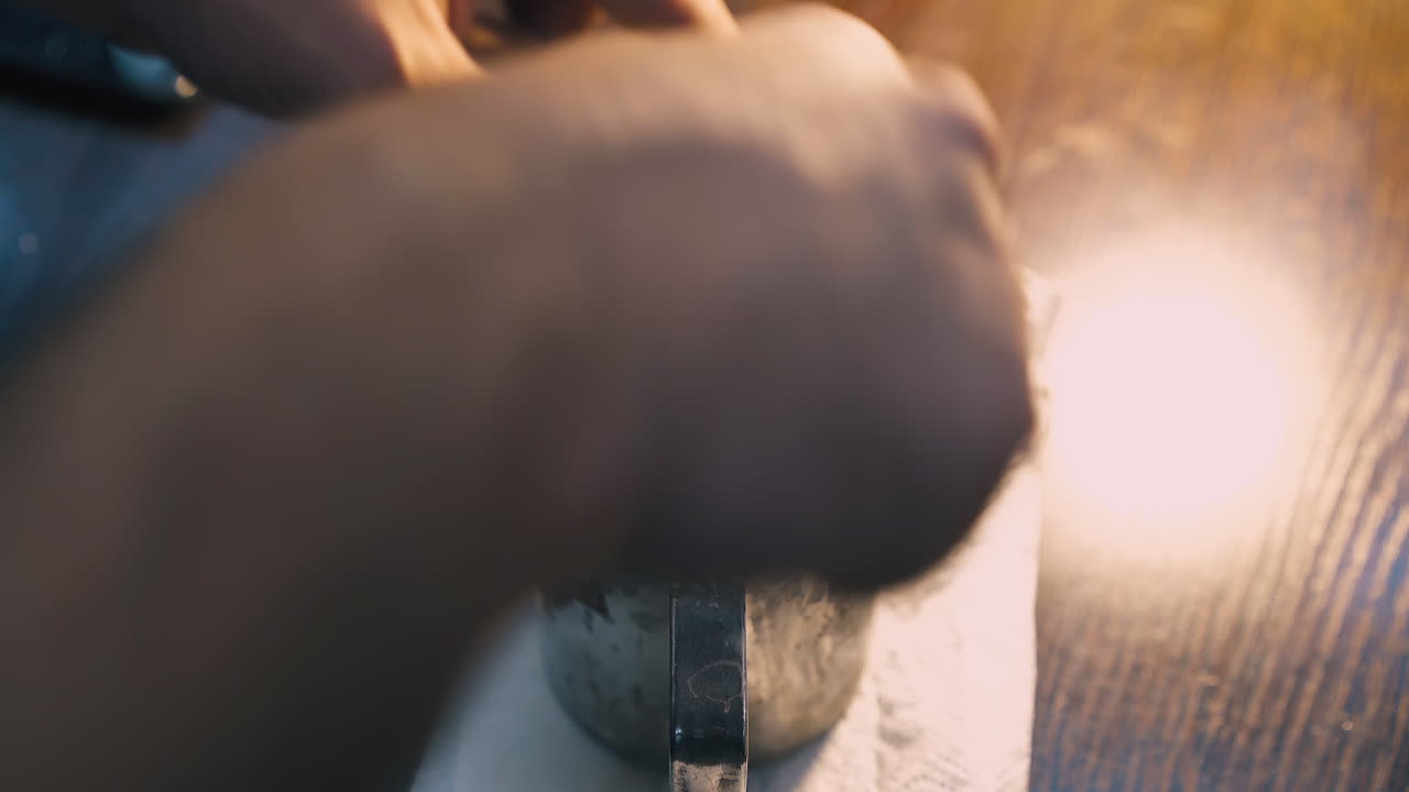 금공은 컵 클로즈업에서 컨테이너에서 세부 사항을 제거합니다.