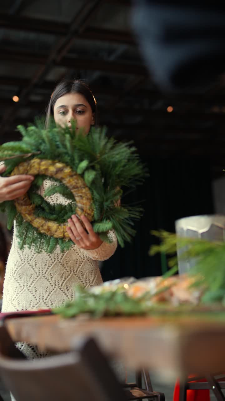 mujer creando una corona de navidad
